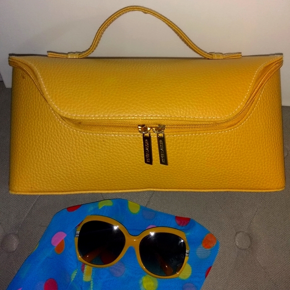 ESTEE LAUDER Handbags - ESTEE LAUDER CARRY BAG MAKEUP